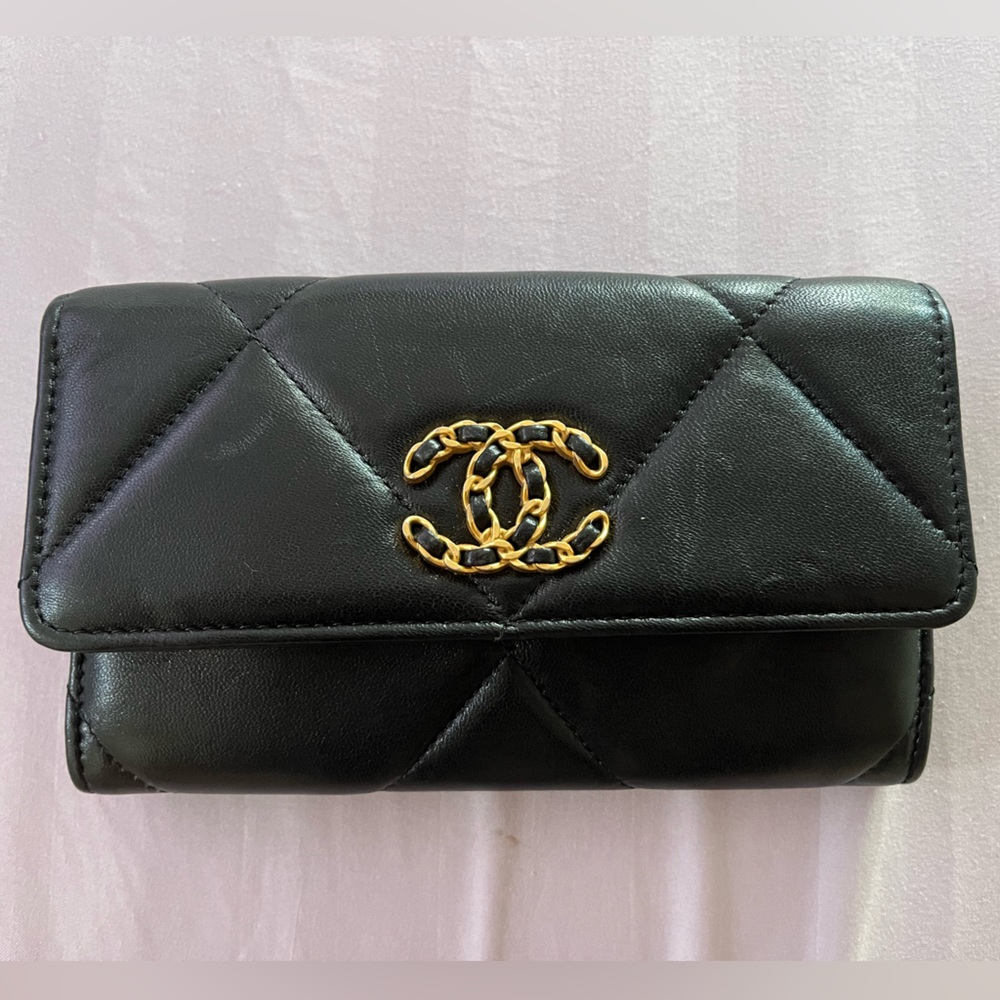 CHANEL Lambskin Quilted Chanel 19 Medium Wallet in Black